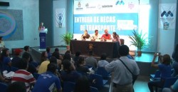 Entrega el IMJU becas a jóvenes universitarios.