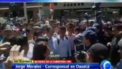 CNTE bloquea carretera y se enfrenta con policías en Oaxaca