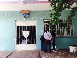 Un grupo de maestros toman la instalaciones de la Secundaría "Judith Gaxiola de Valdez"