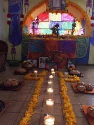 Jubilados de la UAS recuerdan con altar a compañeros de lucha