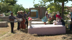 Dolientes recuerdan a sus difuntos a través de la música