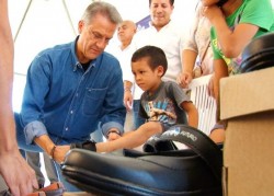 Alcalde de Mazatlán entrega zapatos a estudiantes de educación básica del Ejido El Castillo.
