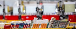 Amazon sale de la red y abre su primera librería física