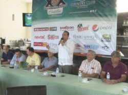 En honor de Julio Apodaca torneo anual de golf