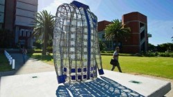 Celebran a Nelson Mandela con escultura de su camisa