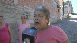 Sin respuesta de COMUN para pavimentar calle azucena, cooperan arriba del 30%
