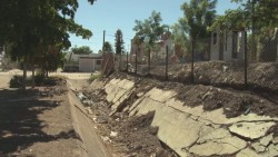 Inconformes vecinos por la rehabilitación de barda del panteón 21 de marzo, colocan malla ciclónica