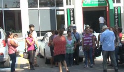 Habitantes de la Invasión San Antonio, se manifestaron afuera de las oficinas de la CFE
