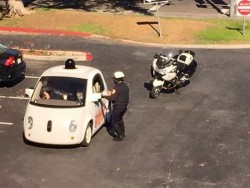 Un carro de Google se libra de una multa porque el agente no pudo notificársela al conductor