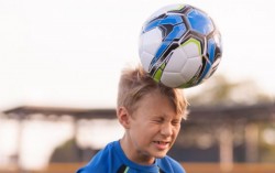Estados Unidos prohíbe a niños cabecear en futbol