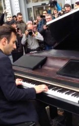 Un pianista emociona al mundo con una versión de 'Imagine' frente a la sala Bataclan en París