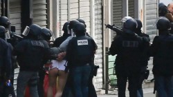Dos muertos y cinco detenidos, saldo de un operativo antiterrorista al norte de París