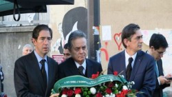Funcionarios mexicanos colocan flores en París