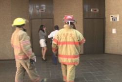 Quedan usuarios atrapados en elevador de Gobierno
