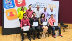 Entregan premio municipal de la juventud 2015