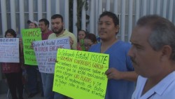 Protestan trabajadores del ISSSTE, piden que sea transparente la entrega de plazas
