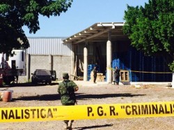 Ejército Mexicano decomisa bodega utilizada para almacenamiento y traslado de droga en El Diez