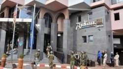 Toma de hotel en Mali concluye con 27 rehenes y 13 asaltantes muertos