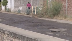 Llena de baches la calle "Hermosa" en Fracc. Los Ángeles