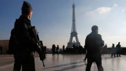 Levantan alerta en céntrica plaza de París