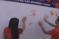 ISMUJERES pinta manos naranjas, pide detener violencia hacia las mujeres