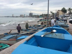 Resguardan embarcaciones pescadores de la playa norte