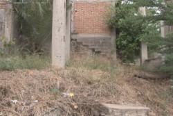 Denuncia afectación en su vivienda tras excavación