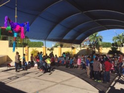 Niños en tratamiento de cáncer disfrutar de su Posada Navideña