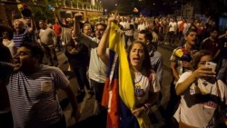 Raúl Castro envía mensaje de apoyo a Maduro, tras derrota electoral