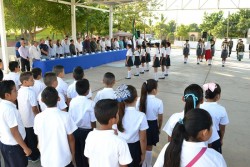 Adquiere compromiso Alcalde en la ceremonia del lunes cívico realiza en primaria del Ejido el castillo.