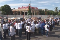 Maestros jubilados bloquean vialidad frente al Congreso