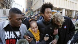 Cientos de manifestantes piden renuncia del alcalde de Chicago