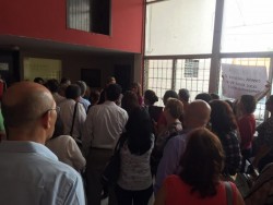 Se manifiestan jubilados del seguro social en las instalaciones del SNTSS exigen pago de afore