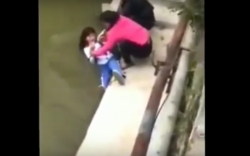 Madre amenaza a hija con ahogarla en río por reprobar exámenes (VIDEO)