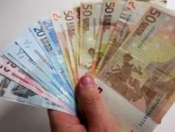 Un hombre encuentra 1.460 euros, los lleva a la policía y pone carteles para encontrar al dueño