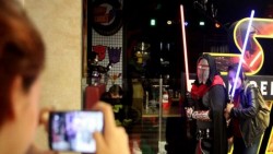 Prohíben máscaras y armas de juguete en estreno de Star Wars en EU