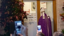 El papa abre la Puerta Santa de un albergue en Roma