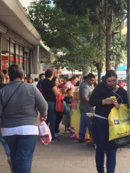 Centro abarrotado por compras de última hora, existe seguridad por elementos de tránsito