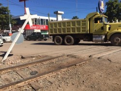 Conductores irresponsables se paran sobre las vías del tren