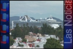 Lllegan turistas navieros a bordo del Grand Princess.