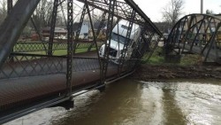 Una camionera destruye un puente en Indiana por no saber cuántos kilos son seis toneladas