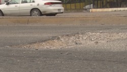 Siguen los baches en la calle ciudades hermanas en distintos tramos