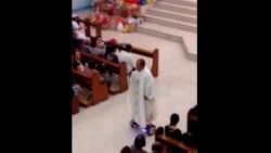Sancionan a sacerdote filipino por utilizar patineta en misa