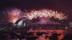 Australia recibe el 2016 con espectáculo de fuegos artificiales en Sydney