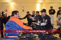 Entrega alcalde uniformes a los elementos de policía