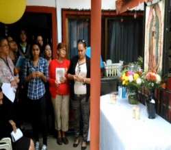 Algunas Familias despiden el año 2015 con oraciones del Santo Rosario.