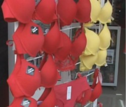 Ropa interior colar rojo y amarillo, las más vendidas en éste último día del año.