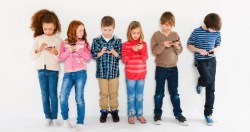 El celular no es un juguete pero ya lo tienen dos de cada tres niños