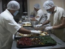 Grupo Amistad de Drogadictos anónimos, ofertan roscas de reyes para apoyar a Adictos en recuperación.