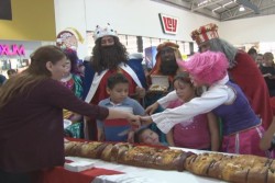 Casa Ley parte la tradicional Rosca de Reyes